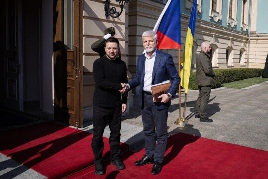 Pavel symbolicky předal Zelenskému vrtulník, na nějž se vybralo ve sbírce | ČeskéNoviny.cz